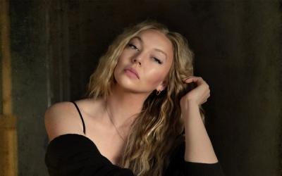 SAPHIRE Releases Captivating New Single, 'Here At The Table'